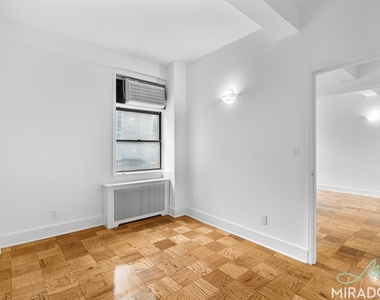 132 E 45th Street - Photo Thumbnail 3