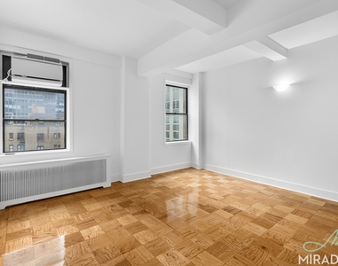 132 E 45th Street - Photo Thumbnail 2