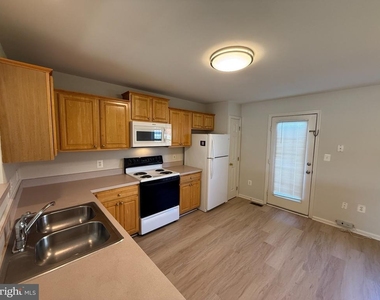 403 Independence Drive - Photo Thumbnail 4