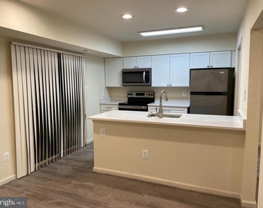 322 Lancaster Square - Photo Thumbnail 2