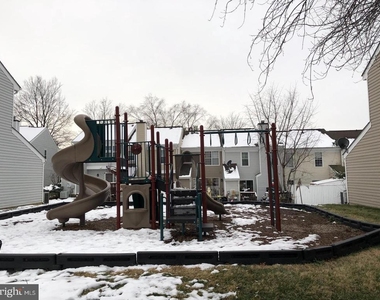 322 Lancaster Square - Photo Thumbnail 12