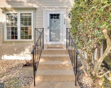 908 Smartts Lane Ne - Photo Thumbnail 1