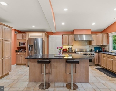 8715 Shadowlake Way - Photo Thumbnail 12