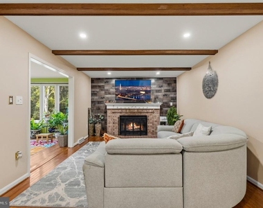 8715 Shadowlake Way - Photo Thumbnail 4
