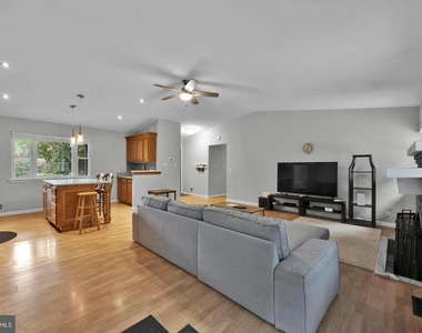 1002 Charlton Place - Photo Thumbnail 12