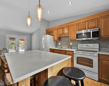 1002 Charlton Place - Photo Thumbnail 5