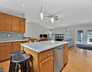 1002 Charlton Place - Photo Thumbnail 6