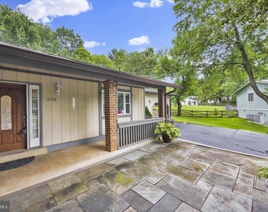 1002 Charlton Place - Photo Thumbnail 54