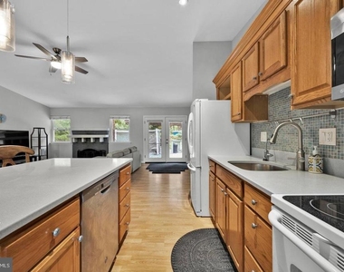 1002 Charlton Place - Photo Thumbnail 7