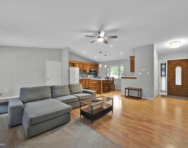 1002 Charlton Place - Photo Thumbnail 10