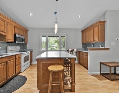 1002 Charlton Place - Photo Thumbnail 2
