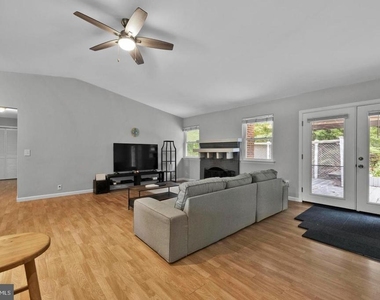 1002 Charlton Place - Photo Thumbnail 9