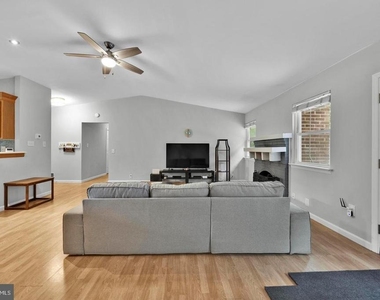 1002 Charlton Place - Photo Thumbnail 11