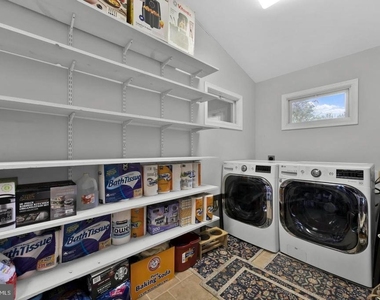 1002 Charlton Place - Photo Thumbnail 35