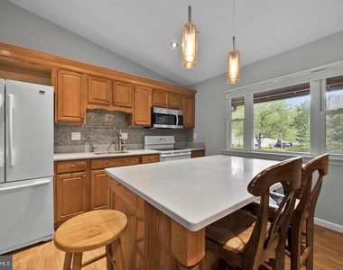 1002 Charlton Place - Photo Thumbnail 3