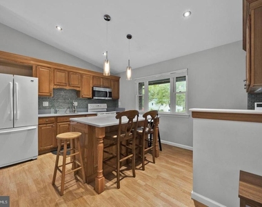 1002 Charlton Place - Photo Thumbnail 4