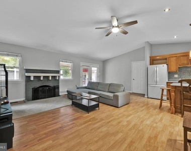 1002 Charlton Place - Photo Thumbnail 8