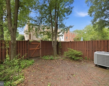 6924 Mclean Park Manor Court - Photo Thumbnail 22