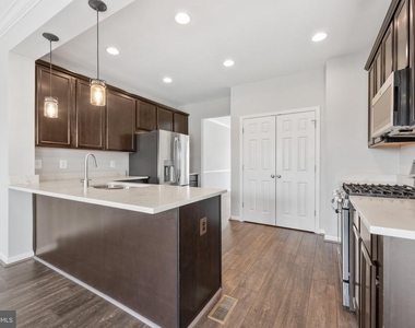 106 Splendor Garden Way - Photo Thumbnail 10
