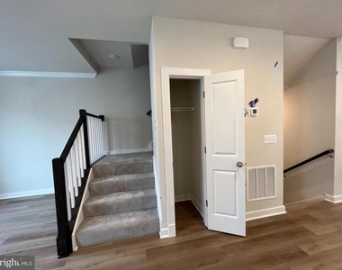 217 Willis St - Photo Thumbnail 6