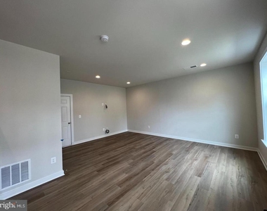 217 Willis St - Photo Thumbnail 2