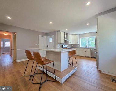 5921 Arlington Boulevard - Photo Thumbnail 3