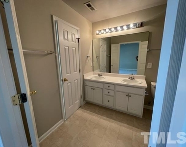804 Walnut Woods Drive - Photo Thumbnail 9