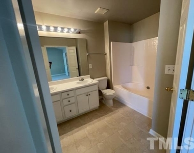 804 Walnut Woods Drive - Photo Thumbnail 8
