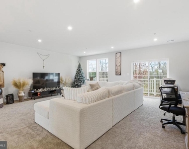 10414 John Glenn Street - Photo Thumbnail 7