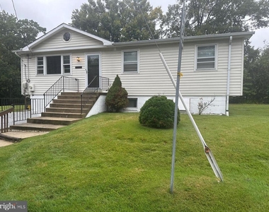 8007 Prince Georges Drive - Photo Thumbnail 9