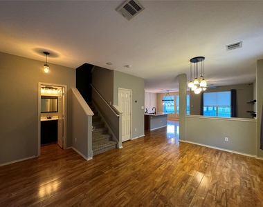 701 Sampson St - Photo Thumbnail 4