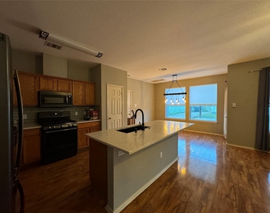 701 Sampson St - Photo Thumbnail 8