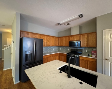 701 Sampson St - Photo Thumbnail 7
