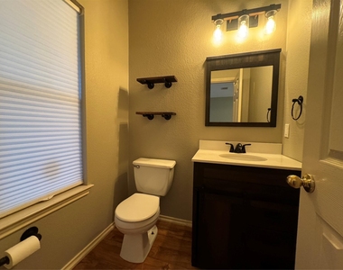 701 Sampson St - Photo Thumbnail 10