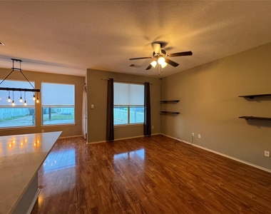 701 Sampson St - Photo Thumbnail 5