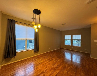 701 Sampson St - Photo Thumbnail 3