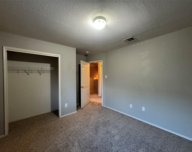 701 Sampson St - Photo Thumbnail 16