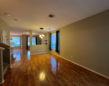 701 Sampson St - Photo Thumbnail 2
