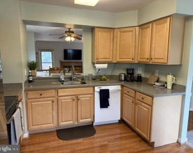 6206 Manchester Way - Photo Thumbnail 5