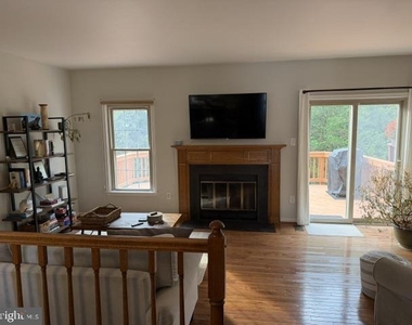 6206 Manchester Way - Photo Thumbnail 8