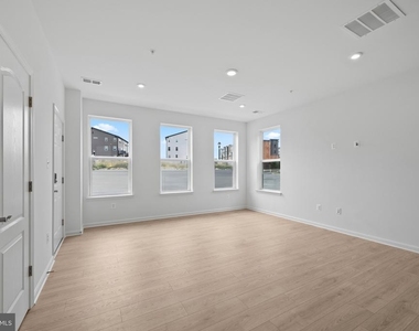 9942-a Count Fleet Crescent - Photo Thumbnail 6