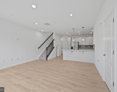 9942-a Count Fleet Crescent - Photo Thumbnail 4