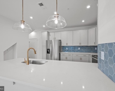 9942-a Count Fleet Crescent - Photo Thumbnail 8