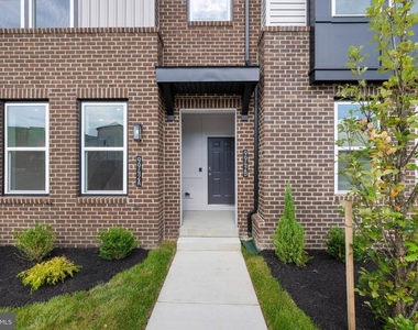 9942-a Count Fleet Crescent - Photo Thumbnail 2