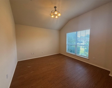 1341 Rainbow Parke Dr - Photo Thumbnail 2