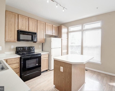 586 Eisenhower Drive - Photo Thumbnail 3