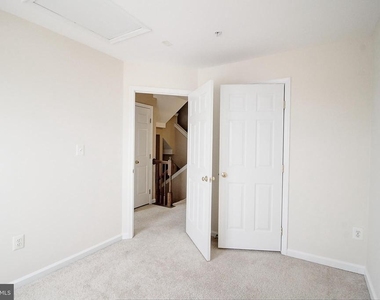 586 Eisenhower Drive - Photo Thumbnail 12