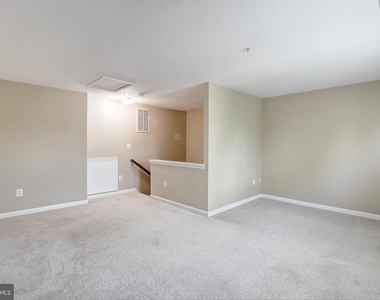 586 Eisenhower Drive - Photo Thumbnail 16