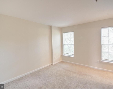 586 Eisenhower Drive - Photo Thumbnail 10