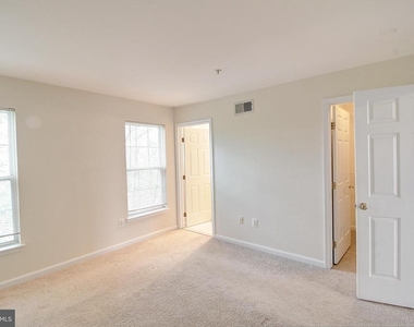 586 Eisenhower Drive - Photo Thumbnail 9